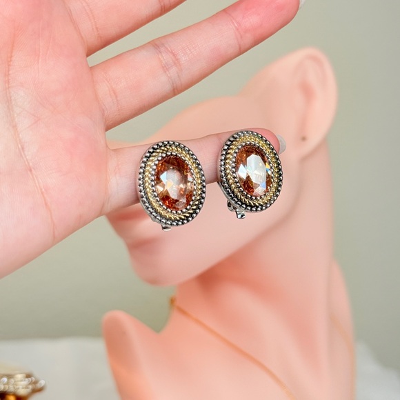 ⚜️ Elegant Gold and Brown Oval Clip-On Earrings - Picture 4 of 7